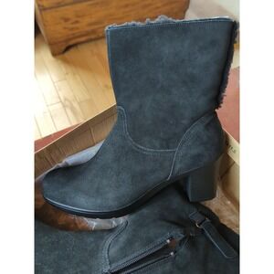 Brand‎ New CLARKS Bendables Back Suede Ankle Boots Distressed Sz 10 M